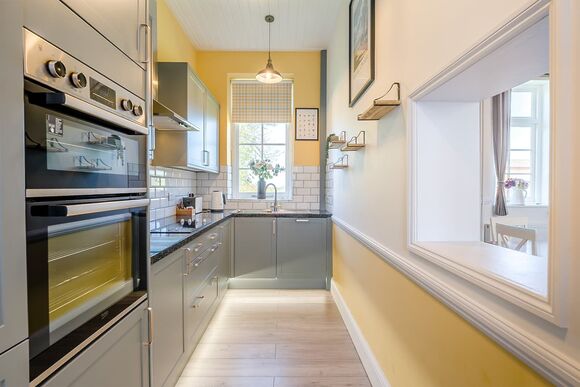 Stable Cottage - Crowhurst Park Lodges, Battle