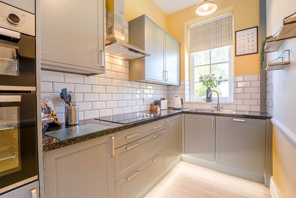 Stable Cottage - Crowhurst Park Lodges, Battle