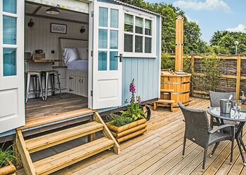 Shepherd&rsquo;s Hut - Dacre Lakeside Park, Brandesburton, Driffield