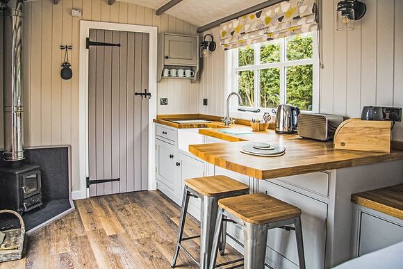 Shepherd&rsquo;s Hut - Dacre Lakeside Park, Brandesburton, Driffield