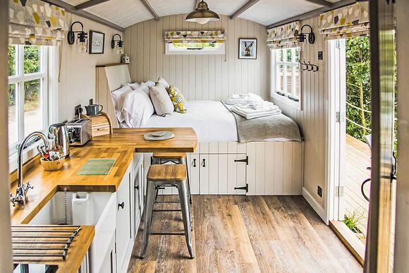 Shepherd&rsquo;s Hut - Dacre Lakeside Park, Brandesburton, Driffield