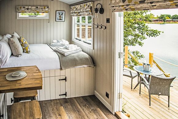 Shepherd&rsquo;s Hut - Dacre Lakeside Park, Brandesburton, Driffield