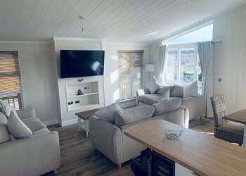 Comfort Plus Lodge Hot Tub 8 - Delamere Lake Sailing and Holiday Park, Delamere Forest