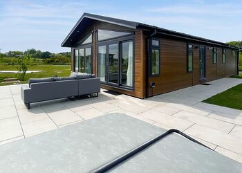 Signature Lodge Hot Tub 4 - Delamere Lake Sailing and Holiday Park, Delamere Forest