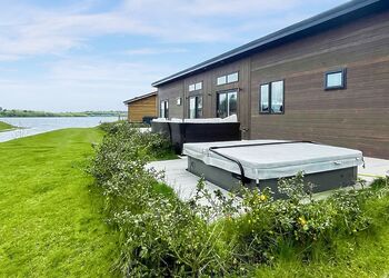 Signature Lodge Hot Tub 4 - Delamere Lake Sailing and Holiday Park, Delamere Forest