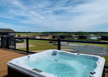 Luxury Lodge Hot Tub 6 - Delamere Lake Sailing and Holiday Park, Delamere Forest