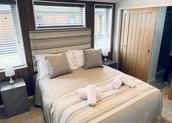 Luxury Lodge Hot Tub 6 - Delamere Lake Sailing and Holiday Park, Delamere Forest