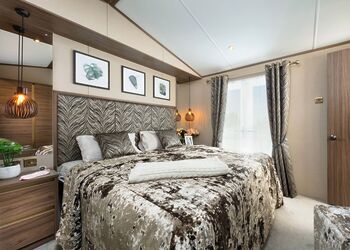 Superior Caravan 4 Hot Tub - Delamere Lake Sailing and Holiday Park, Delamere Forest