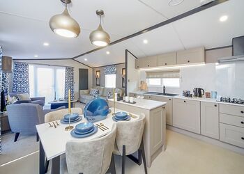 Signature Holiday Home 4 Hot Tub - Delamere Lake Sailing and Holiday Park, Delamere Forest