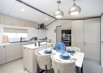 Signature Holiday Home 4 Hot Tub - Delamere Lake Sailing and Holiday Park, Delamere Forest