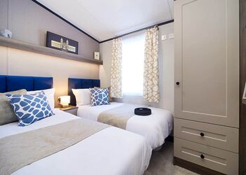 Signature Holiday Home 4 Hot Tub - Delamere Lake Sailing and Holiday Park, Delamere Forest