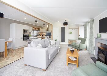 Comfort Plus Lodge 4 Hot Tub - Delamere Lake Sailing and Holiday Park, Delamere Forest