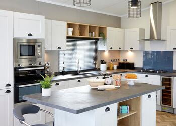 Comfort Plus Lodge 4 Hot Tub - Delamere Lake Sailing and Holiday Park, Delamere Forest