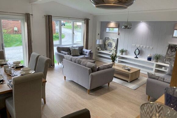 Superior Lodge Hot Tub 6, Comfort Plus Lodge Hot Tub 6 - Delamere Lake Sailing and Holiday Park, Delamere Forest