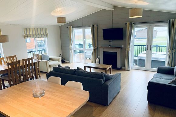 Delamere Lake Sailing and Holiday Park