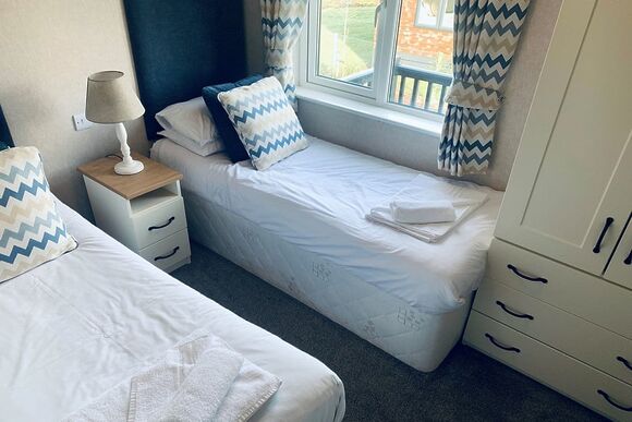 Comfort Plus Lodge Hot Tub 8 - Delamere Lake Sailing and Holiday Park, Delamere Forest