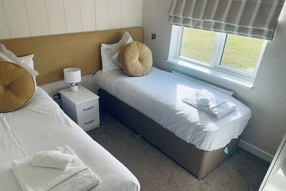 Comfort Plus Lodge Hot Tub 8 - Delamere Lake Sailing and Holiday Park, Delamere Forest