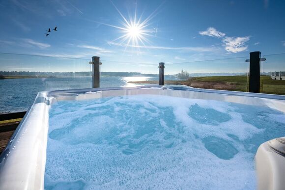 Signature Lodge Hot Tub 4 - Delamere Lake Sailing and Holiday Park, Delamere Forest