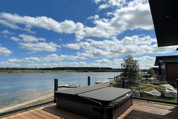 Signature Lodge Hot Tub 7 - Delamere Lake Sailing and Holiday Park, Delamere Forest