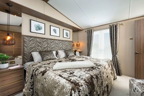 Superior Caravan 4 Hot Tub - Delamere Lake Sailing and Holiday Park, Delamere Forest