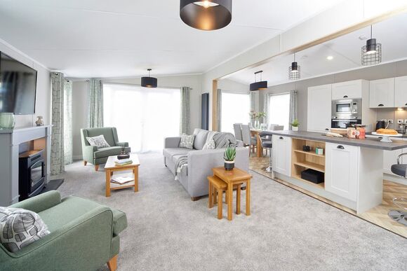 Comfort Plus Lodge 4 Hot Tub - Delamere Lake Sailing and Holiday Park, Delamere Forest