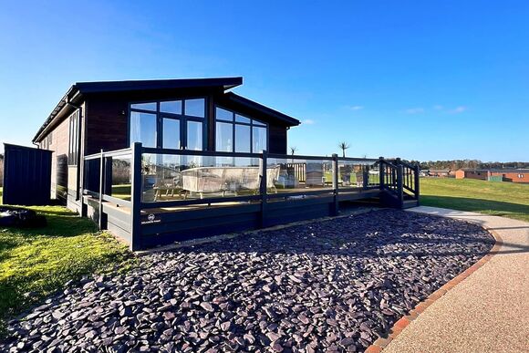 Superior Lodge 8 - Delamere Lake Sailing and Holiday Park, Delamere Forest