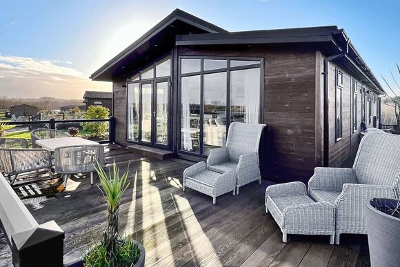 Superior Lodge 8 - Delamere Lake Sailing and Holiday Park, Delamere Forest