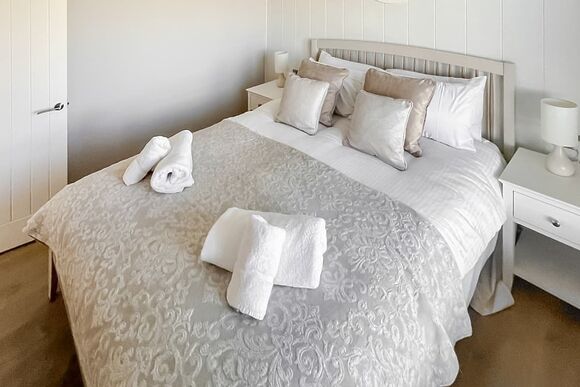 Superior Lodge 8 - Delamere Lake Sailing and Holiday Park, Delamere Forest