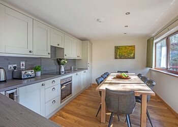 Golden Oak Treehouse - Delamere Forest Lodges, Frodsham