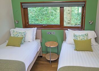 Golden Oak 4 Pet - Delamere Forest Lodges, Frodsham