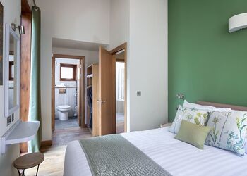 Golden Oak Treehouse Pet - Delamere Forest Lodges, Frodsham