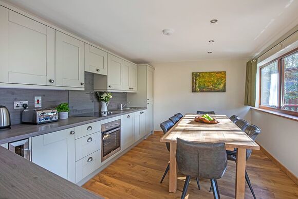 Golden Oak Treehouse Pet - Delamere Forest Lodges, Frodsham