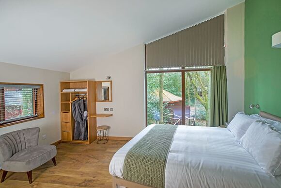 Golden Oak Treehouse Pet - Delamere Forest Lodges, Frodsham