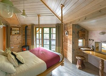 Classic Golden Oak Treehouse - Deerpark Forest, Liskeard