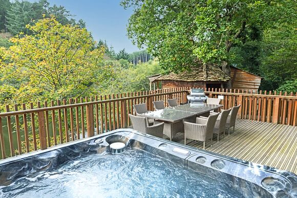 Classic Golden Oak Treehouse - Deerpark Forest, Liskeard