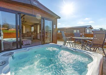 Premier Spa Holiday Home 3 - Doublebois Lodge Escape, Looe