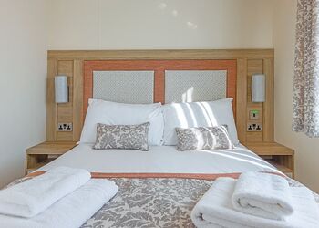 Premier Spa Holiday Home 3 - Doublebois Lodge Escape, Looe