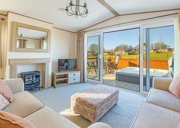 Premier Spa Holiday Home 3 No Pets - Doublebois Lodge Escape, Looe
