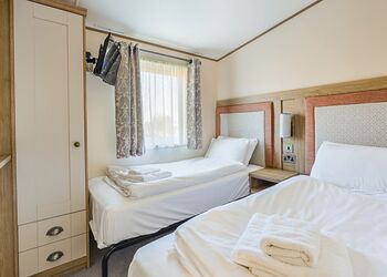 Premier Spa Holiday Home 2 No Pets - Doublebois Lodge Escape, Looe