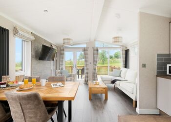 Elite Spa Holiday Home 2 - Doublebois Lodge Escape, Looe