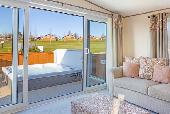 Premier Spa Holiday Home 3 - Doublebois Lodge Escape, Looe