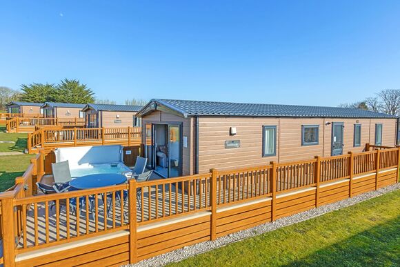 Premier Spa Holiday Home 3 - Doublebois Lodge Escape, Looe