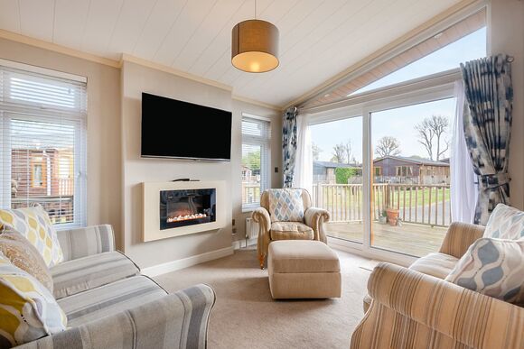 Superior Lodge 4 - Edgeley Holiday Park, Albury, Guildford