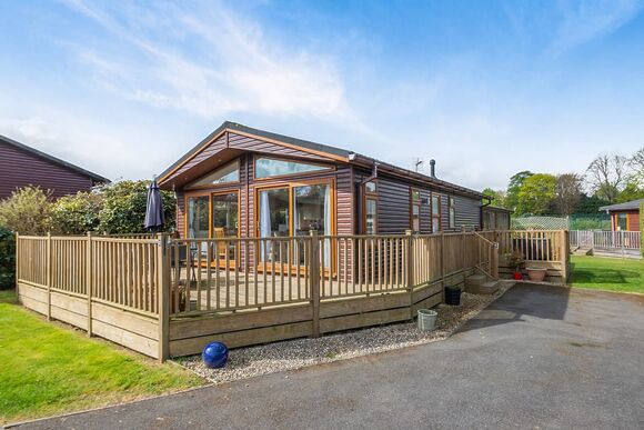 Superior Lodge 4 - Edgeley Holiday Park, Albury, Guildford