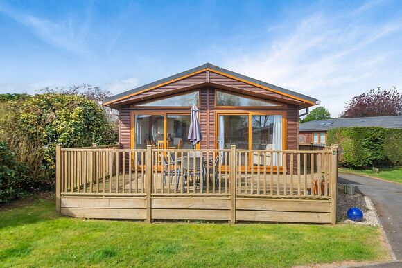 Superior Lodge 4 - Edgeley Holiday Park, Albury, Guildford