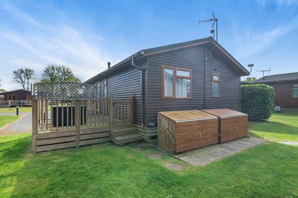 Superior Lodge 4 - Edgeley Holiday Park, Albury, Guildford