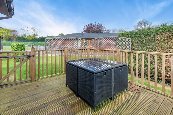 Superior Lodge 4 - Edgeley Holiday Park, Albury, Guildford