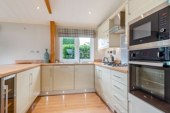 Superior Lodge 4 - Edgeley Holiday Park, Albury, Guildford