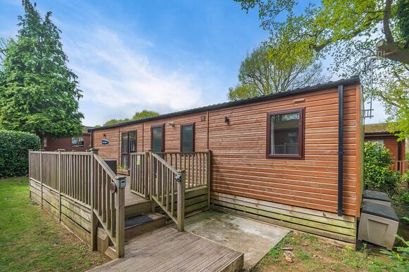 Superior Holiday Home 6 - Edgeley Holiday Park, Albury, Guildford