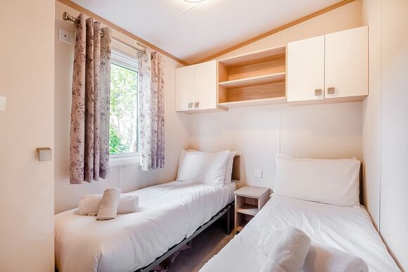 Superior Holiday Home 6 - Edgeley Holiday Park, Albury, Guildford